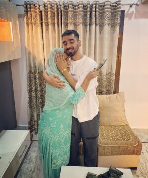 Maninder Buttar Instagram - Mummy 🤍