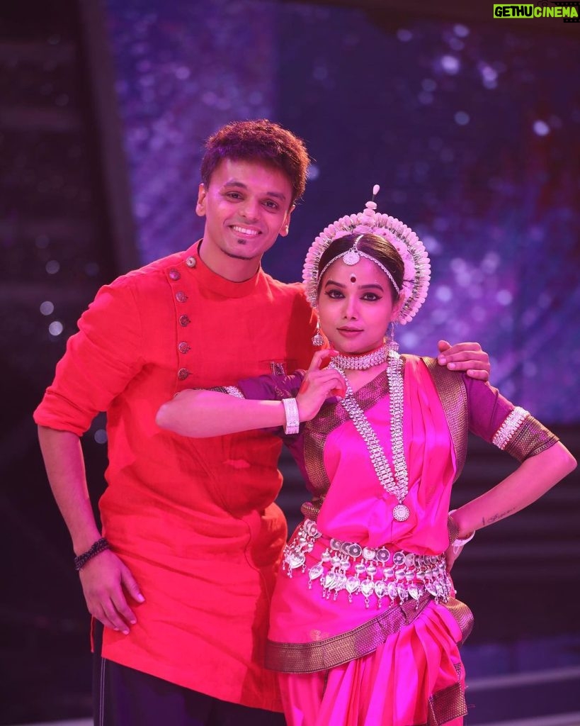 Manisha Rani Instagram - This week We are doing Odissi dance 💃form . Something very different & very difficult 🤭Hope uh guys will love it .. Guess the song guys ? #Manisharani#manishasquad#1piece#mrani Mumbai, Maharashtra