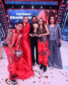 Manisha Rani Instagram - DREAMS DO COME TRUE ✨ Aaj shabd kam hain aapki tareef mein..Bihar ke chote gaon se aai ek choti se ladki ne bade sapne dekhe!! Aur us sapne ko pura karne ke liye pura hindustan saath aa gaya... Sukriya un sab ko jinhone mujhe jhalak ki journey mein itna pyar diya aur trophy bhi mere hath mein dilwai sirf yahi khaungi. 🙏 Aap ki tareef mein kya kahen❤️ Aap hamari jaan ban gaye. I am happy...So happy..m going to sleep like a baby today after a hard day’s work and it’s all because of my FANS = FAMILY❤️ Sooo grateful 🙏 #ManishaRani #ManishaSquad #jhalakdikhlajaa11