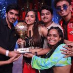 Manisha Rani Instagram - DREAMS DO COME TRUE ✨ Aaj shabd kam hain aapki tareef mein..Bihar ke chote gaon se aai ek choti se ladki ne bade sapne dekhe!! Aur us sapne ko pura karne ke liye pura hindustan saath aa gaya... Sukriya un sab ko jinhone mujhe jhalak ki journey mein itna pyar diya aur trophy bhi mere hath mein dilwai sirf yahi khaungi. 🙏 Aap ki tareef mein kya kahen❤️ Aap hamari jaan ban gaye. I am happy...So happy..m going to sleep like a baby today after a hard day’s work and it’s all because of my FANS = FAMILY❤️ Sooo grateful 🙏 #ManishaRani #ManishaSquad #jhalakdikhlajaa11