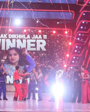 Manisha Rani Instagram - DREAMS DO COME TRUE ✨

Aaj shabd kam hain aapki tareef mein..Bihar ke chote gaon se aai ek choti se ladki ne bade sapne dekhe!!
Aur us sapne ko pura karne ke liye pura hindustan saath aa gaya...

Sukriya un sab ko jinhone mujhe jhalak ki journey mein itna pyar diya aur trophy bhi mere hath mein dilwai sirf yahi khaungi. 🙏

Aap ki tareef mein kya kahen❤️
Aap hamari jaan ban gaye.

I am happy...So happy..m going to sleep like a baby today after a hard day’s work and it’s all because of my FANS = FAMILY❤️

Sooo grateful 🙏
#ManishaRani #ManishaSquad #jhalakdikhlajaa11