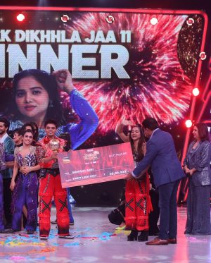Manisha Rani Instagram - DREAMS DO COME TRUE ✨

Aaj shabd kam hain aapki tareef mein..Bihar ke chote gaon se aai ek choti se ladki ne bade sapne dekhe!!
Aur us sapne ko pura karne ke liye pura hindustan saath aa gaya...

Sukriya un sab ko jinhone mujhe jhalak ki journey mein itna pyar diya aur trophy bhi mere hath mein dilwai sirf yahi khaungi. 🙏

Aap ki tareef mein kya kahen❤️
Aap hamari jaan ban gaye.

I am happy...So happy..m going to sleep like a baby today after a hard day’s work and it’s all because of my FANS = FAMILY❤️

Sooo grateful 🙏
#ManishaRani #ManishaSquad #jhalakdikhlajaa11