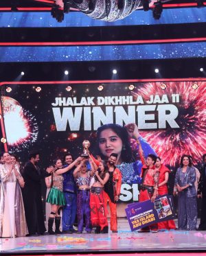 Manisha Rani Instagram - DREAMS DO COME TRUE ✨

Aaj shabd kam hain aapki tareef mein..Bihar ke chote gaon se aai ek choti se ladki ne bade sapne dekhe!!
Aur us sapne ko pura karne ke liye pura hindustan saath aa gaya...

Sukriya un sab ko jinhone mujhe jhalak ki journey mein itna pyar diya aur trophy bhi mere hath mein dilwai sirf yahi khaungi. 🙏

Aap ki tareef mein kya kahen❤️
Aap hamari jaan ban gaye.

I am happy...So happy..m going to sleep like a baby today after a hard day’s work and it’s all because of my FANS = FAMILY❤️

Sooo grateful 🙏
#ManishaRani #ManishaSquad #jhalakdikhlajaa11