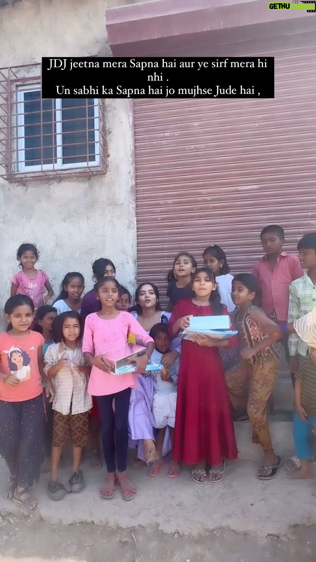 Manisha Rani Instagram - Mujhe nhi pata mai jeetungi ya nhi Lekin mai dil se jeetna Chahti hu. Kyuki ye Jeet sirf Meri nahi hamari hogi, Un sari ladkiyo ki hogi jo kahi na kahi struggle kar rahi hai or unhe mauka nahi milta. Un sare middle class family ki hogi jo chah kr bhi apne bacho ko support nahi kar pate, Ye Jeet se In sabko ek umeed milegi ki Wo sab bhi aage badh sakte hai or apne sapne pure kar sakte hai! Voting Aaj Raat (Sunday)9:30 pm se Monday Raat 12:Am tak hai ,1 phone se app 500 votes kar sakte hai ..👏