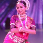 Manisha Rani Instagram - This week We are doing Odissi dance 💃form . Something very different & very difficult 🤭Hope uh guys will love it .. Guess the song guys ? #Manisharani#manishasquad#1piece#mrani Mumbai, Maharashtra