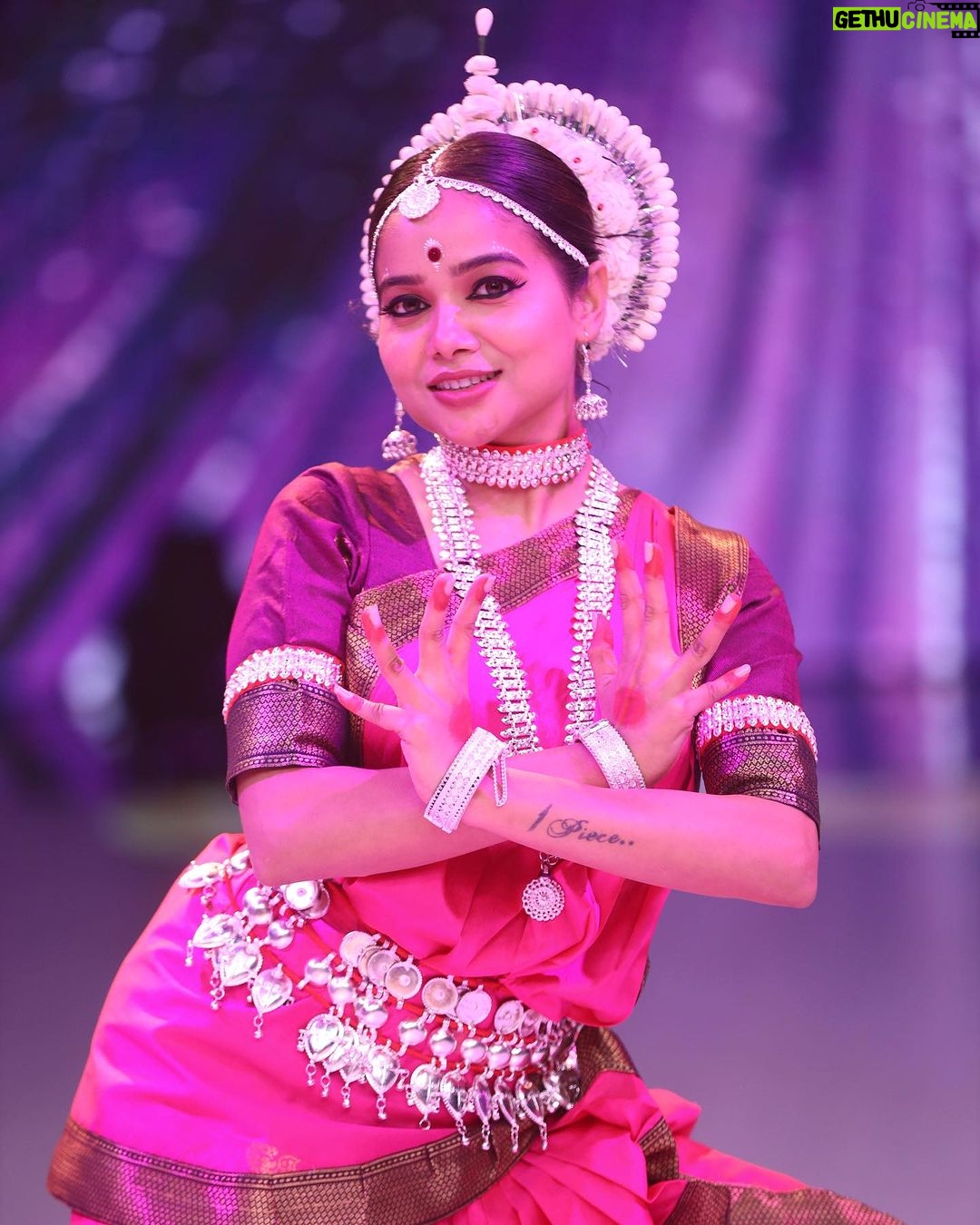 Manisha Rani Instagram - This week We are doing Odissi dance 💃form . Something very different & very difficult 🤭Hope uh guys will love it .. Guess the song guys ? #Manisharani#manishasquad#1piece#mrani Mumbai, Maharashtra