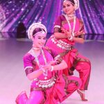 Manisha Rani Instagram - This week We are doing Odissi dance 💃form . Something very different & very difficult 🤭Hope uh guys will love it .. Guess the song guys ? #Manisharani#manishasquad#1piece#mrani Mumbai, Maharashtra