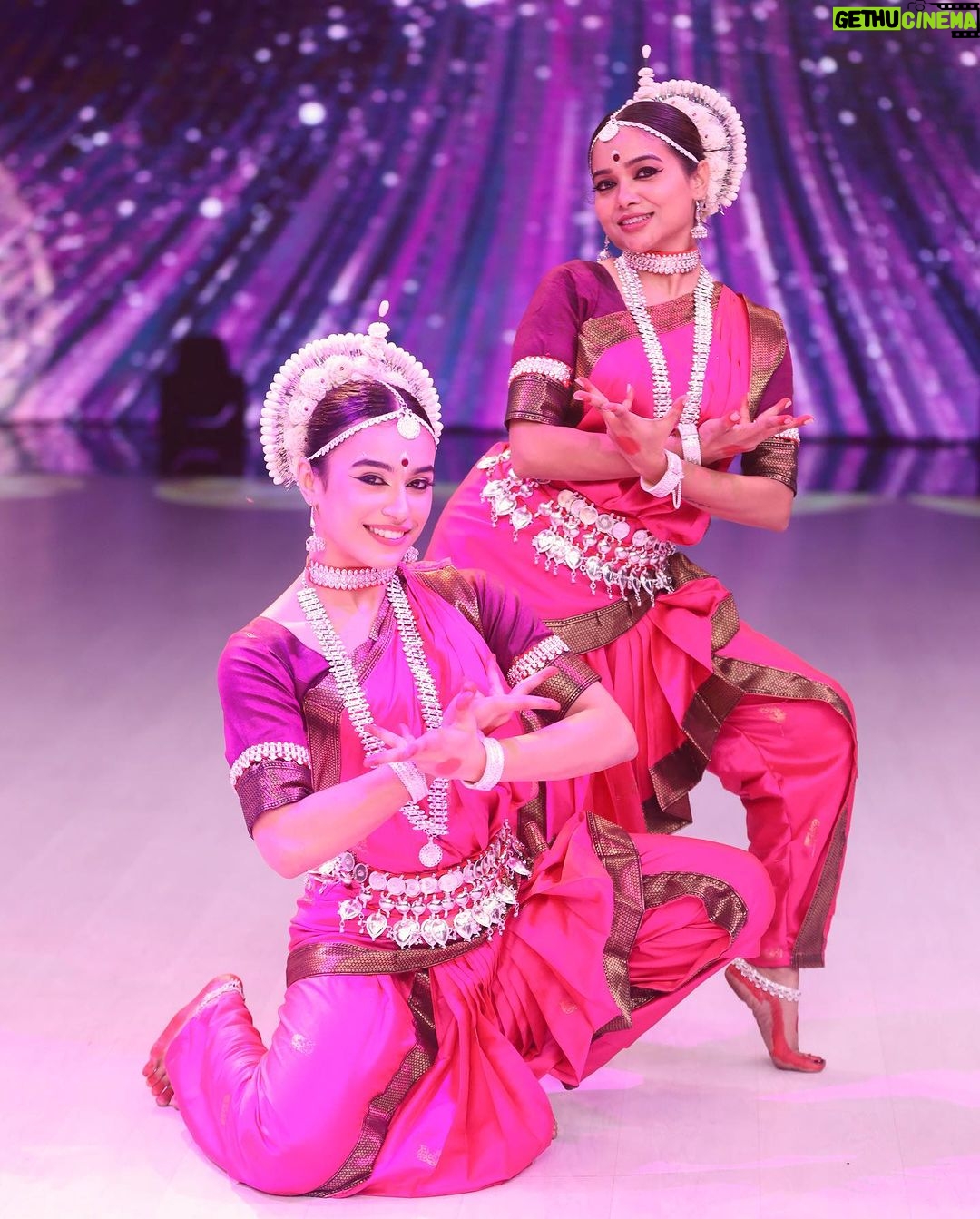 Manisha Rani Instagram - This week We are doing Odissi dance 💃form . Something very different & very difficult ðŸ¤Hope uh guys will love it .. Guess the song guys ? #Manisharani#manishasquad#1piece#mrani Mumbai, Maharashtra