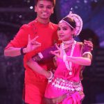 Manisha Rani Instagram - This week We are doing Odissi dance 💃form . Something very different & very difficult 🤭Hope uh guys will love it .. Guess the song guys ? #Manisharani#manishasquad#1piece#mrani Mumbai, Maharashtra