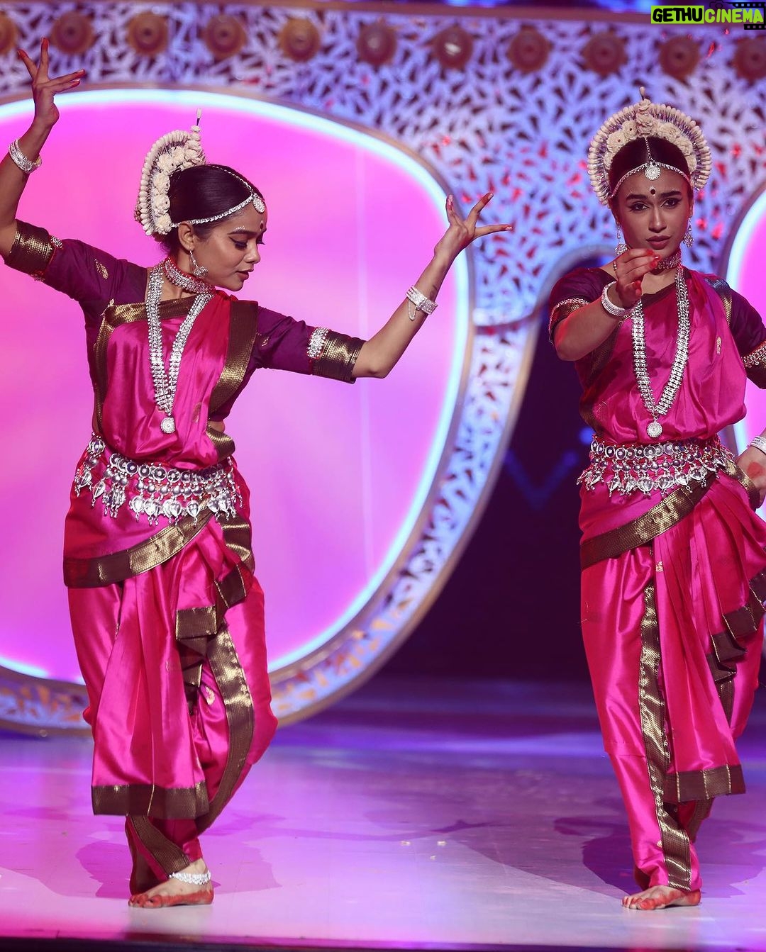 Manisha Rani Instagram - This week We are doing Odissi dance 💃form . Something very different & very difficult ðŸ¤Hope uh guys will love it .. Guess the song guys ? #Manisharani#manishasquad#1piece#mrani Mumbai, Maharashtra