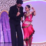 Manisha Rani Instagram - This week We are doing Odissi dance 💃form . Something very different & very difficult 🤭Hope uh guys will love it .. Guess the song guys ? #Manisharani#manishasquad#1piece#mrani Mumbai, Maharashtra