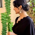 Manju Warrier Instagram - 🖤 📸 @bineeshchandra Styled by @liji_preman @styled_by_lichiee Hair by @suresh_pisharody For @mygdigital #black #saree #sareelove