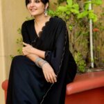 Manju Warrier Instagram - 🖤 📸 @bineeshchandra Styled by @liji_preman @styled_by_lichiee Hair by @suresh_pisharody For @mygdigital #black #saree #sareelove