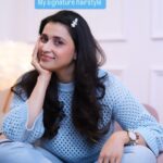 Mannara Instagram - Easy peezy, hair so breezy! I like to keep it simple yet stylish 😌💁‍♀️. #MannaraChopra #signaturehairstyle #hairtutorial #hairstyletutorial