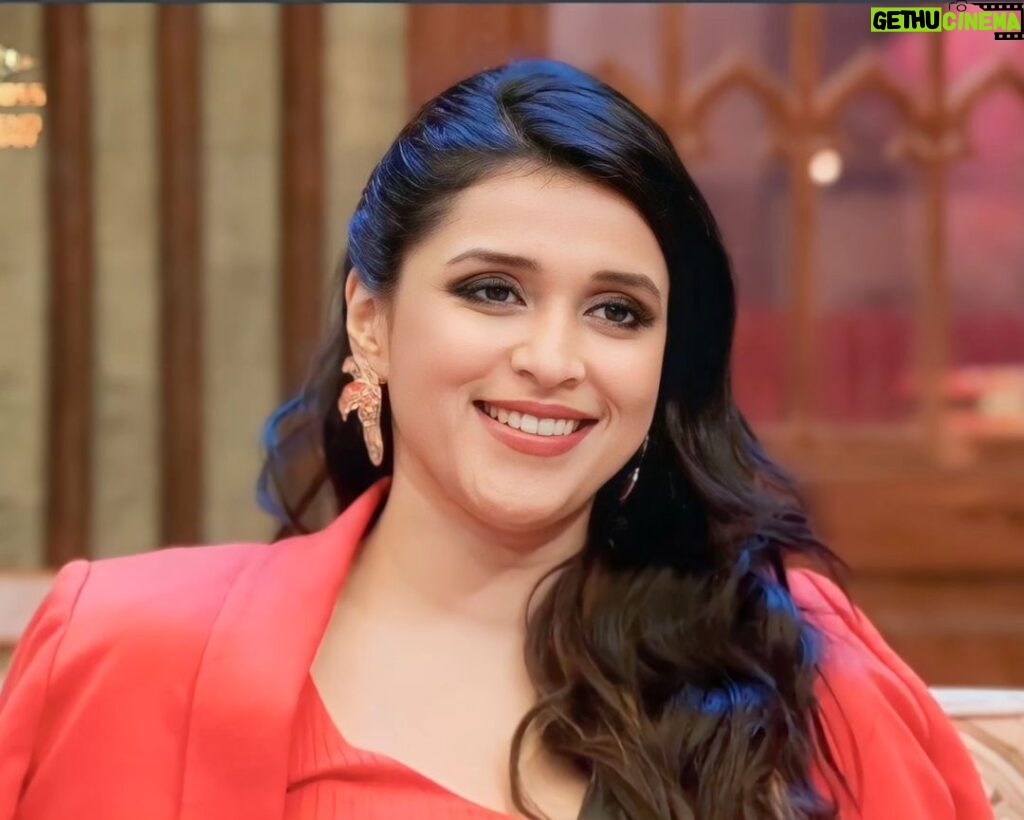 Mannara Instagram - Painting Biggboss house Red (with love and passion) ever since I've entered the house ❤️😀 Earrings @perle__jewels x @rimadidthat #bb17 #mannarachopra #biggboss #biggboss17 #bb #mannara #redaesthetic