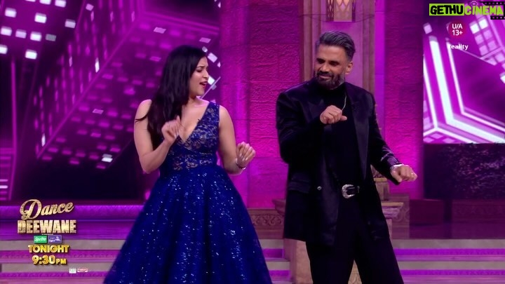 Mannara Instagram - Suniel and Mannara lighten up the Dance Deewane stage with their cute little moves! 💃💞 Dekhiye #DanceDeewane, har Sat-Sun raat 9:30 baje, sirf #Colors aur @officialjiocinema par. @madhuridixitnene @suniel.shetty @bharti.laughterqueen @memannara @aebyborntoshine