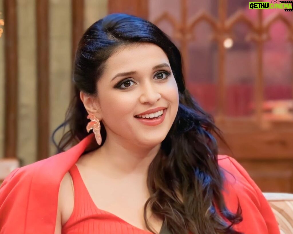 Mannara Instagram - Painting Biggboss house Red (with love and passion) ever since I've entered the house ❤😀 Earrings @perle__jewels x @rimadidthat #bb17 #mannarachopra #biggboss #biggboss17 #bb #mannara #redaesthetic