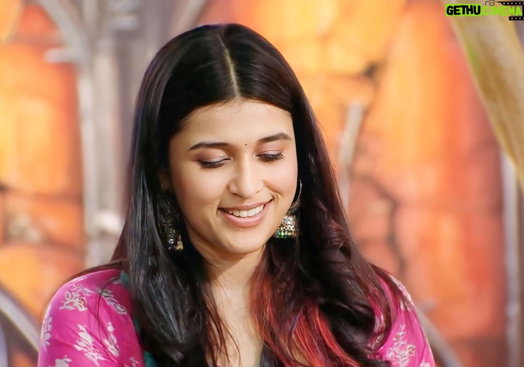 Mannara Instagram - Caption aap log suggest karo.. ☺️ Styled by @mitalihandaofficial @colorstv @officialjiocinema #biggboss #bb #colors #mannarachopra #salmankhan #biggboss17 #bb17 #newpic #igfashion #pinkaesthetic #pinkvibesonly #biggbossunseen #ᴄᴜᴛᴇᴇᴅɪᴛs India