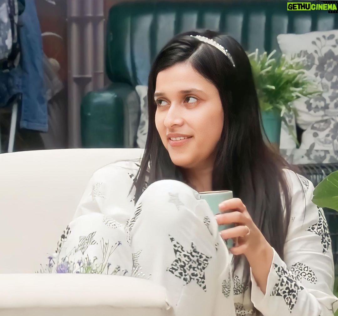 Mannara Instagram - Guess my favourite colour??? Styled by @mitalihandaofficial @colorstv @officialjiocinema @endemolshineind #mannarachopra #biggboss #bb #bb17 #cutepic #biggboss17 #softaesthetic #biggbossunseen #biggbossupdates #biggbosslive #mannaraistheboss #nightsuitswag