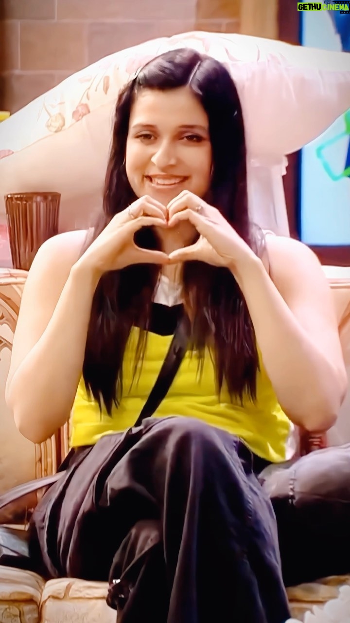 Mannara Instagram - This video is for all my cute fans who deserves so much love 🥰🫶🏻 Styled by @mitalihandaofficial @memannara #mannarachopra #biggboss #celebs #bb #bb17 #newvideo #biggbossunseen #colors #bigboss #igreels #romanticvideos #cutegirlsonly #cute #igdaily India