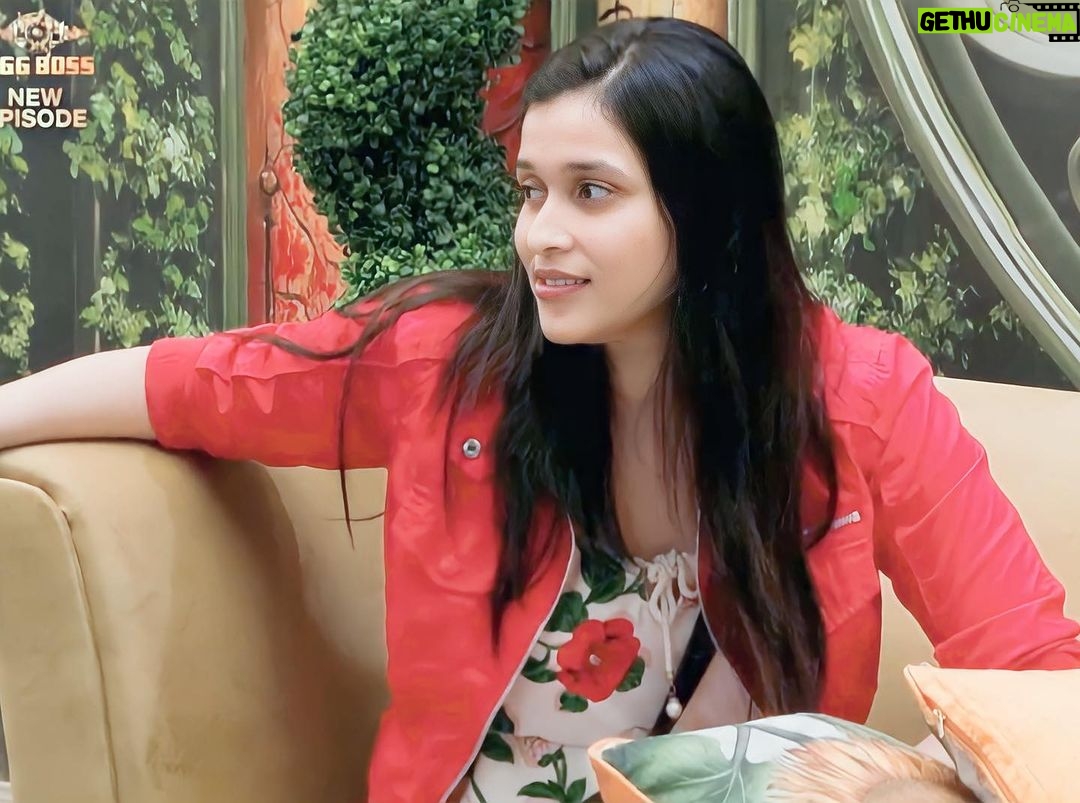 Mannara Instagram - Pic1: ðŸ’👀 Pic2: Curious minds cook up the best surprises. What's simmering in mine? 🤔✨ #NewPost #BB17 #Biggboss17 #MannaraChopra #Colors #Biggboss #biggbossunseen #CuteSmile #cutegirlsonly #mannara #💠India