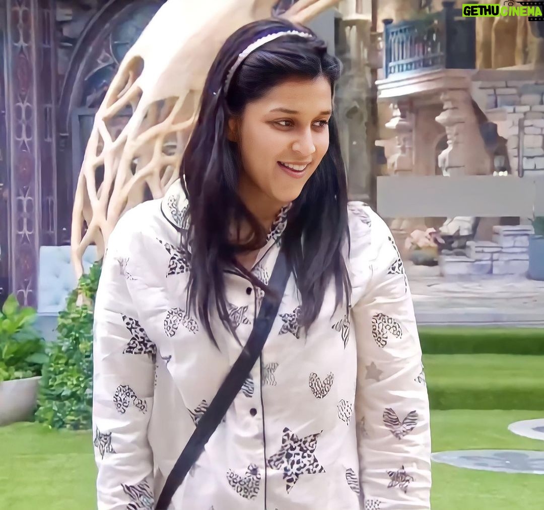 Mannara Instagram - Guess my favourite colour??? Styled by @mitalihandaofficial @colorstv @officialjiocinema @endemolshineind #mannarachopra #biggboss #bb #bb17 #cutepic #biggboss17 #softaesthetic #biggbossunseen #biggbossupdates #biggbosslive #mannaraistheboss #nightsuitswag