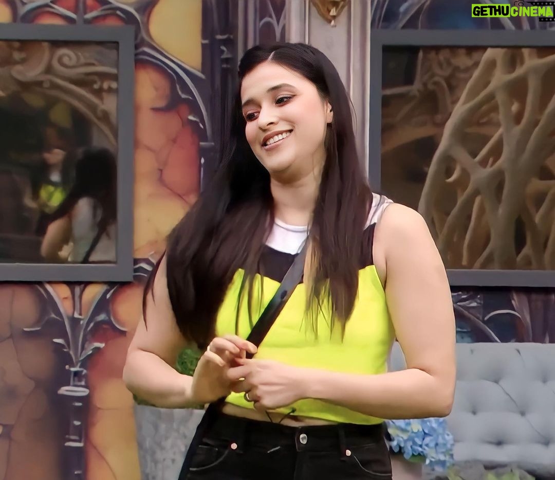 Mannara Instagram - Excited for tonight’s show 😘🥰 @memannara 💗🫶🏻 Styled by @mitalihandaofficial #mannarachopra #biggboss #bb #bb17 #newpic #biggbossunseen #colors #bigboss #igreels #weekendkavaar #cutegirlsonly #cute #igdaily India