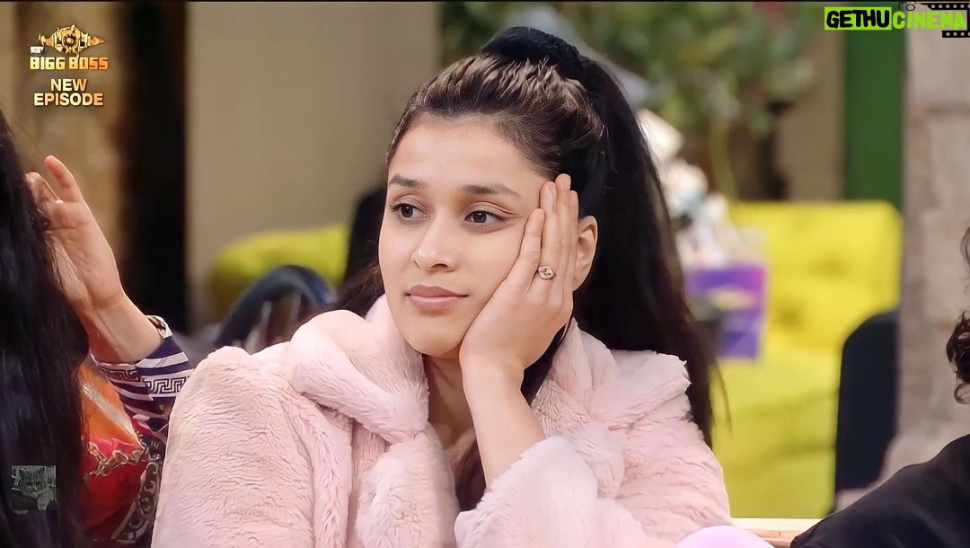 Mannara Instagram - Cute vibes only 🥰🫶🏻 @colorstv @officialjiocinema @endemolshineind #mannarachopra #biggboss #bb #bb17 #cutepic #biggboss17 #softaesthetic #biggbossunseen #biggbossupdates #biggbosslive #mannaraistheboss India
