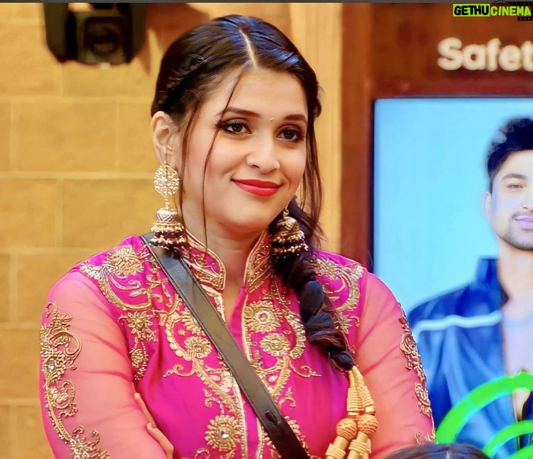 Mannara Instagram - When the #VIBE is of being a #punjaban ππ«Άπ» π«Άπ»π«Άπ»π«Άπ»π«Άπ» #vibe #punjabi #mannara #punjabisuits #biggboss #bb #bb17 #biggboss17 #biggbossupdates #biggbosslive #loveislove