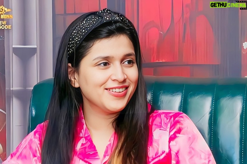 Mannara Instagram - When my morning cup of tea is all that I need to begin my day🫶 #chailover 💗 Constant love for white 💗🫶 Styled by @mitalihandaofficial Nightsuit @claura.in Hairband @adwitiyacollection #Bb #bb17 #boggboss17 #biggboss #mannarachopra #hotpinkaesthetic #pinkpinkpink #loveforpink