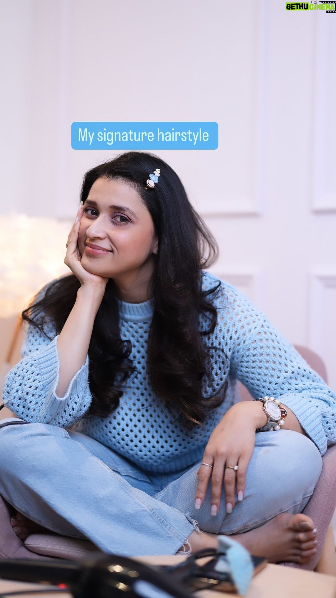 Mannara Instagram - Easy peezy, hair so breezy! I like to keep it simple yet stylish 😌💁♀️. #MannaraChopra #signaturehairstyle #hairtutorial #hairstyletutorial