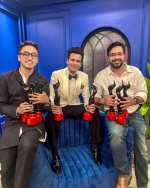 Manoj Bajpayee Instagram - 8 WINS at #FilmfareOTTAwards 🏆 for #SirfEkBandaaKaafiHai & #Gulmohar 

Humbled to win Best Actor (Web Original Film) for #SirfEkBandaaKaafiHai
A heartfelt thank you to our incredible team, @filmfare and my loving fans. 🙏

Congratulations @apoorvsinghkarki01 for Best Director, #SharmilaTagore Ji for Critics' Best Actress, @surajsharmagram for Best Supporting Actor, @kingrani.deepak for Best Story & Dialogue,@rahulchitella & #ArpitaMukherjee for Best Original Screenplay. Your brilliance is unmatched! 🌟 @zeestudiosofficial @zee5