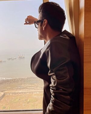 Manoj Bajpayee Instagram - Ocean views and #KillerSoup clues. 1 Day to Go 🙌🏼 #KillerSoupOnNetflix @netflix_in

Jacket: @weareperona
Glasses: @voyageryewear
Styled by: @azcouture_official
Assisted by: @labelblive