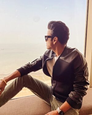 Manoj Bajpayee Instagram - Ocean views and #KillerSoup clues. 1 Day to Go 🙌🏼 #KillerSoupOnNetflix @netflix_in

Jacket: @weareperona
Glasses: @voyageryewear
Styled by: @azcouture_official
Assisted by: @labelblive