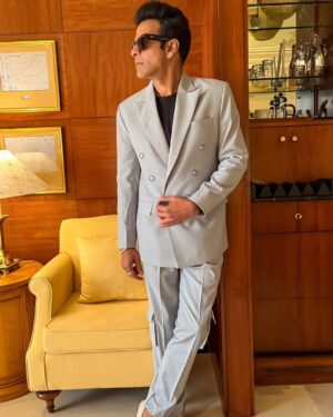 Manoj Bajpayee Instagram - दिल्ली के दिल में, एक पल! 💖

Outfit: @basicsandoffbeat 
Sunglasses: @voyageeyewear
Footwear: @nicheshoeindia
Styled by: @azcouture_official
Assisted by: @labelblive