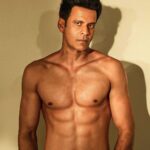 Manoj Bajpayee Instagram – New Year New Me! Dekho d̶e̶l̶i̶c̶i̶o̶u̶s̶ soup ka meri body pe asar. Ekdum killer look hai na? 👀