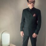 Manoj Bajpayee Instagram – Green, lantern & a shade of dark 🤍💫

Outfit: @tweed.and.twine
Shoes: @nicheshoeindia
Sunglasses: @voyageeyewear
Styled by: @azcouture_official
Assisted by: @labelblive