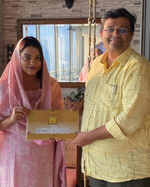 Manoj Muntashir Instagram - जिनकी स्तुति में अनगिनत गीत लिखे, 
आज उन्हीं रामलला का बुलावा आ गया है.

मैं अयोध्या में आज श्री राम का यशगान गा रहा हूँ, तो 
धर्मपत्नी @neelammuntashir ने आमंत्रण स्वीकार किया.

22 जनवरी को होने वाली प्रभु की प्राण-प्रतिष्ठा में सम्मिलित होना किसी सपने के सच होने जैसा है.

सनातन का ये विजय- दिवस युग-युगांतर तक याद किया जायगा! 
जय सिया-राम!

#ayodhya #jaishreeram