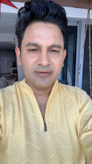 Manoj Muntashir Instagram - देश पहले! 🇮🇳💝

#purpose #réel #trendingreels #mainatalhoon #tiranga #deshpehle #india #bharat #jomerinasnasmeinhai #maamatrubhumiaurmohabbat #manojmuntashirlive #manojmuntashir #mmm #manojmuntashirshukla