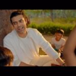 Manoj Muntashir Instagram - जो फूल धरे हर डाली पर, विश्वास तो रख उस माली पर, तेरे भाग में पत्थर है तो पत्थर भी खिल जाएगा, पता नहीं किस रूप में आकर नारायण मिल जाएगा! #NarayanMilJayega Out Now : Link in bio👆 #tseries @tseries.official #BhushanKumar @jubin_nautiyal @payaldevofficial @neelammuntashir @rajchanana @kashan_22 @dhanaysheth1512 @official_mmentertainment #manojmuntashir #manojmuntashirshukla Manoj Muntashir Entertainment