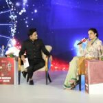 Manoj Muntashir Instagram - जो अख़बारों में नहीं छपते, टीवी पर नहीं दिखते, देश के उन रियल हीरोज़ को @zeenews ने एक सितारों भरी शाम में सम्मानित किया. इस इवेंट को होस्ट करना, एक यादगार अनुभव रहा! @kanganaranaut @rajkumarraofficial @ankittiwari #purpose #zeenews #mmm #jomerinasnasmeinhai #maamatrubhumiaurmohabbat #manojmuntashir