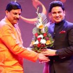 Manoj Muntashir Instagram - भारतवर्ष की हृदयस्थली मध्य प्रदेश, आपके नेतृत्व में सनातन-शक्ति और देश-प्रेम का नया अध्याय रचने के लिये तत्पर है. सफल और सार्थक नेतृत्व की अग्रिम शुभकामनाएँ आदरणीय @drmohanyadav51 जी 🙏 @cmmadhyapradesh