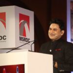 Manoj Muntashir Instagram - जो अख़बारों में नहीं छपते, टीवी पर नहीं दिखते, देश के उन रियल हीरोज़ को @zeenews ने एक सितारों भरी शाम में सम्मानित किया. इस इवेंट को होस्ट करना, एक यादगार अनुभव रहा! @kanganaranaut @rajkumarraofficial @ankittiwari #purpose #zeenews #mmm #jomerinasnasmeinhai #maamatrubhumiaurmohabbat #manojmuntashir