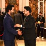 Manoj Muntashir Instagram - जो अख़बारों में नहीं छपते, टीवी पर नहीं दिखते, देश के उन रियल हीरोज़ को @zeenews ने एक सितारों भरी शाम में सम्मानित किया. इस इवेंट को होस्ट करना, एक यादगार अनुभव रहा! @kanganaranaut @rajkumarraofficial @ankittiwari #purpose #zeenews #mmm #jomerinasnasmeinhai #maamatrubhumiaurmohabbat #manojmuntashir