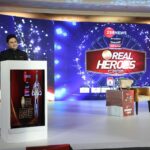 Manoj Muntashir Instagram - जो अख़बारों में नहीं छपते, टीवी पर नहीं दिखते, देश के उन रियल हीरोज़ को @zeenews ने एक सितारों भरी शाम में सम्मानित किया. इस इवेंट को होस्ट करना, एक यादगार अनुभव रहा! @kanganaranaut @rajkumarraofficial @ankittiwari #purpose #zeenews #mmm #jomerinasnasmeinhai #maamatrubhumiaurmohabbat #manojmuntashir