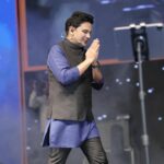 Manoj Muntashir Instagram - खुला हुआ दिल और जुड़े हुए हाथ, मैंने बुज़ुर्गों से यही सीखा है!🙏🏻 #post #photooftheday #maamatrubhumiaurmohabbat #manojmuntashir #manojmuntashirshukla