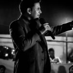Manoj Muntashir Instagram - ‘मौक़ा’, ये जितना छोटा शब्द है, बस उतनी ही देर के लिए आता है! #quoteoftheday #motivation #maukahai #manojmuntashir #manojmuntashirshukla