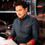 Manoj Muntashir Instagram - कुछ देर मैं कोरा काग़ज़ देखता हूँ, कोरा काग़ज़ मुझे देखता है, फिर उसको तरस आता है और मुझसे दो-चार शब्द लिखवा लेता है. बस इतना सा है मेरे गीतों का राज़! #post #writing #poetry #motivation #photooftheday #manojmuntashir #manojmuntashirshukla Manoj Muntashir Entertainment