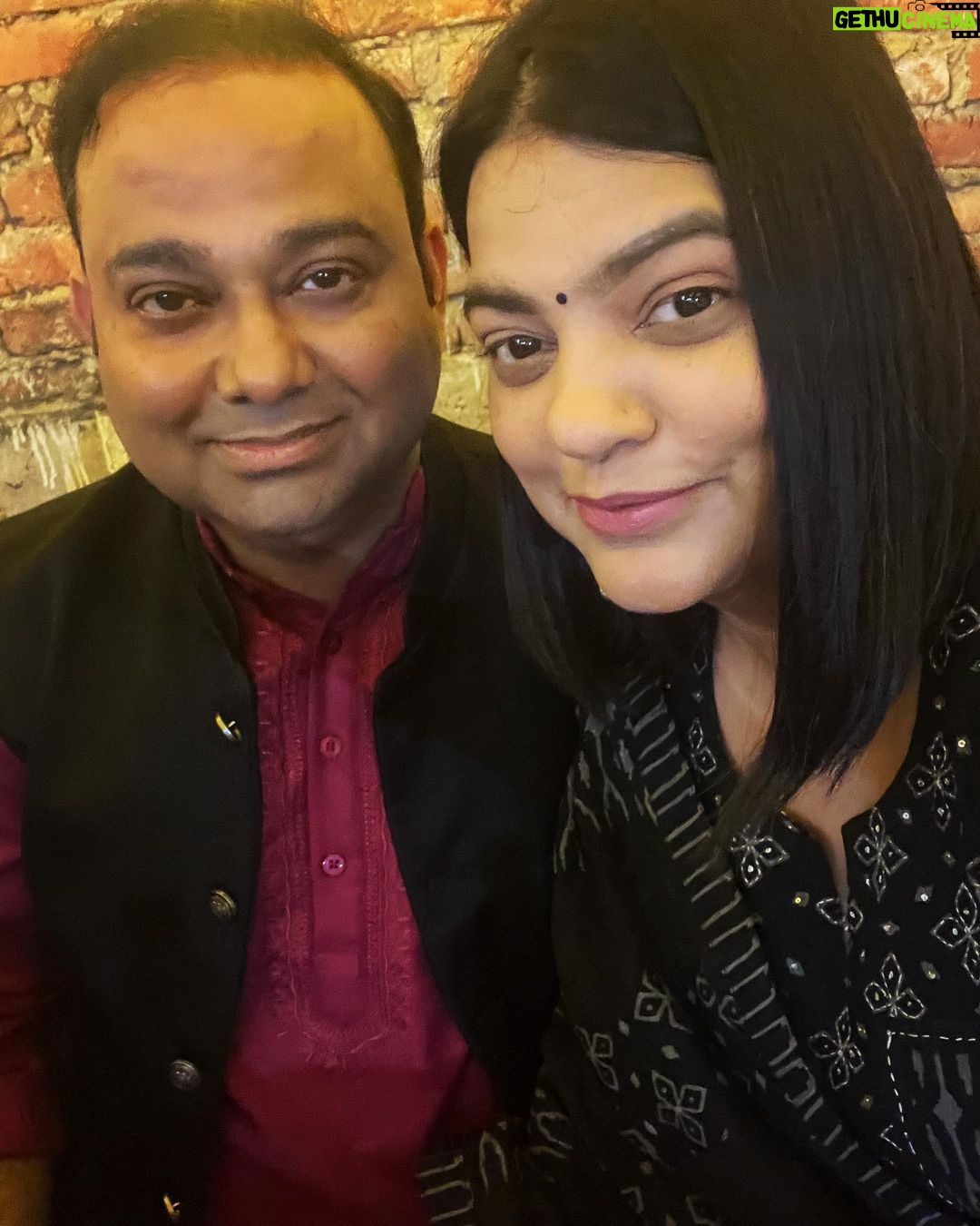 Manoj Muntashir Instagram - जन्मदिन की अनंत शुभकामनाएँ @neelammuntashir रिश्ते निभाने, घर-परिवार सम्हालने से लेकर @tseries.official के Devotional Videos के Producer तक का तुम्हारा सफर मैंने बहुत क़रीब से देखा है ! You are really amazing in all your roles ! सदा ऐसे ही रहना, खूब सारी शुभकामनाएँ और बधाइयाँ !!