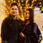 Manoj Muntashir Instagram - याद नहीं आ रहा ये फोटो कब और कहाँ ली थी, पर है बहुत प्यारी. किसी भी तरह की बनावट और फ़िल्टरबाज़ी से दूर. @neelammuntashir तुम जैसी हो वैसी ही दिख रही हो और मै भी. ये सच्चाई यूँ ही बरकरार रहे. हम अपनी तमाम खूबियों और ख़ामियों के साथ एक दूसरे को कॉम्प्लिमेंट करते रहें, और क्या चाहिए. जन्मदिन की बहुत-बहुत बधाई! 🎂🎊🎉🎁